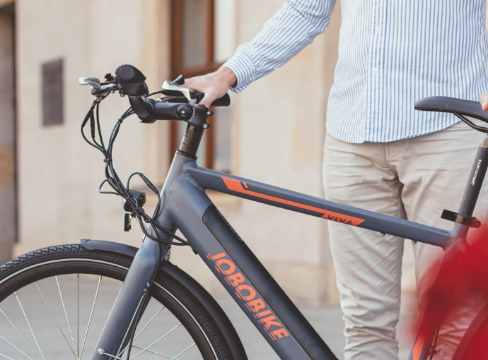 homme montrant son vélo