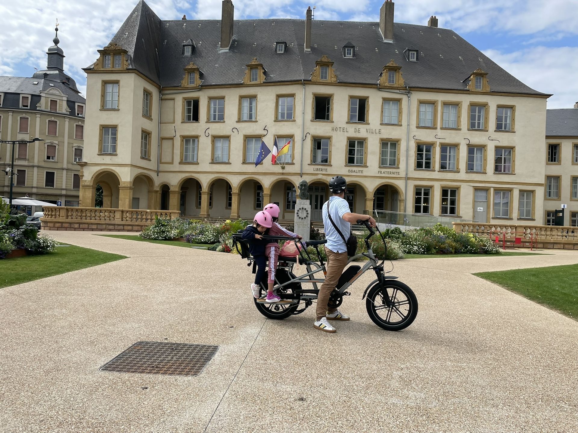 Vélo cargo électrique avec deux enfants à Thionville